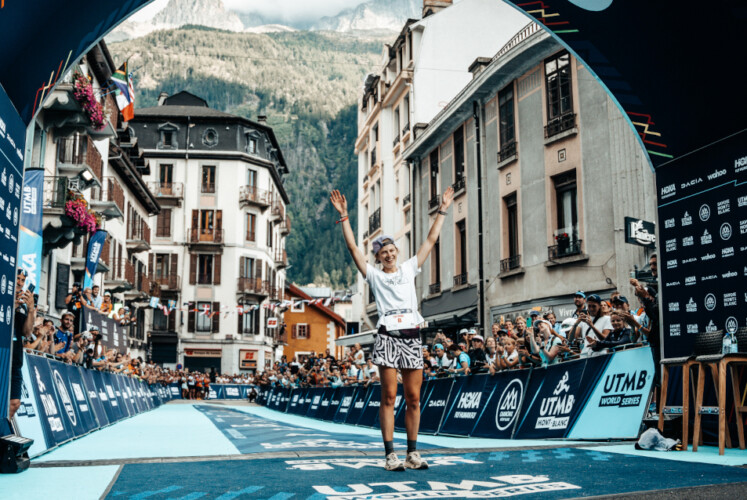 Katie Schide - strahlende Siegerin beim UTMB 2022