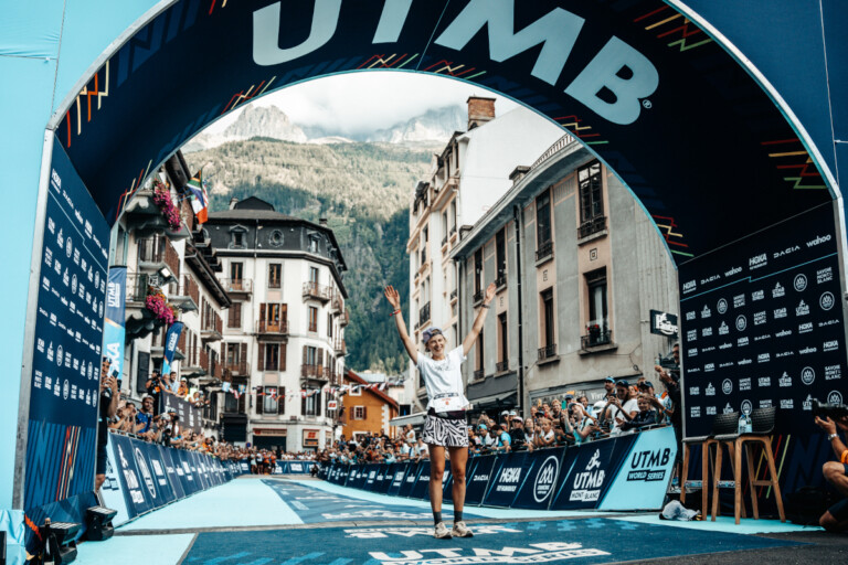 Katie Schide - strahlende Siegerin beim UTMB 2022